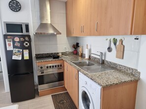 Coffee/tea maker, fridge, microwave, oven - Comfortable 1-bedroom apartment 100m from L'Escala Beach (L'Escala)