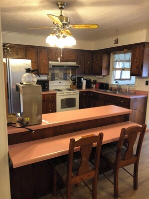 Private kitchen - Spacious 4-bedroom house in superb Bean Station with AC (Bean Station)