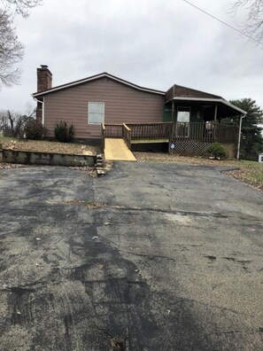 Property grounds - Spacious 4-bedroom house in superb Bean Station with AC (Bean Station)