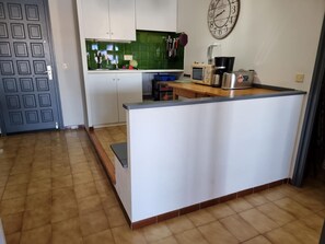 Frigorífico, microondas, cafetera o tetera y tostadora