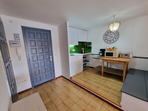 Frigorífico, microondas, cafetera o tetera y tostadora