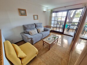 TV - Charming and Bright Studio Near the Beach in L'Escala (L'Escala)