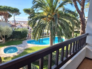 A pool area with a small circular pool, a larger rectangular pool, and a palm tree. - Charming and Bright Studio Near the Beach in L'Escala (L'Escala)
