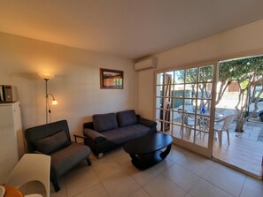 TV - Apartment 300m from the beach with shared pool in L'Escala (L'Escala)