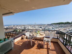 Outdoor dining - Cozy apartment near the beach with air conditioning (L'Escala)