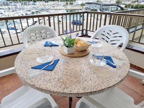 Outdoor dining - Cozy apartment near the beach with air conditioning (L'Escala)