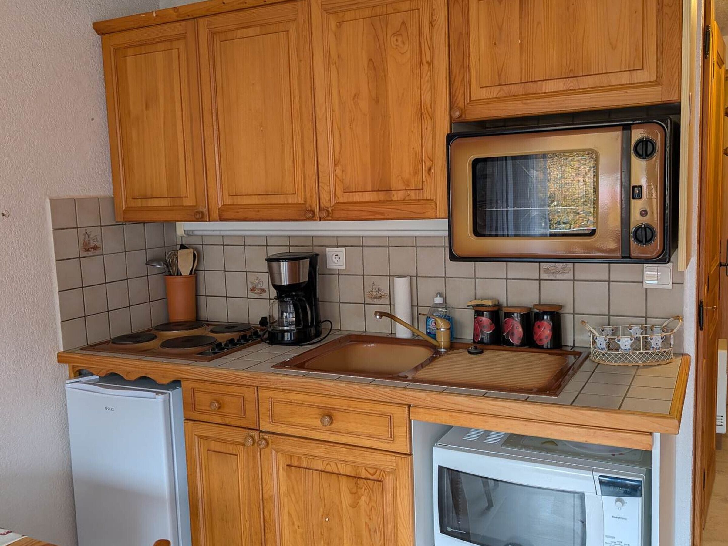 Kühlschrank, Mikrowelle, Ofen, Wasserkocher mit Kaffee-/Teezubehör