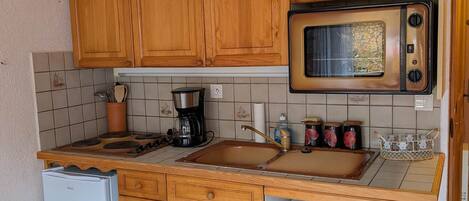 Kühlschrank, Mikrowelle, Ofen, Wasserkocher mit Kaffee-/Teezubehör