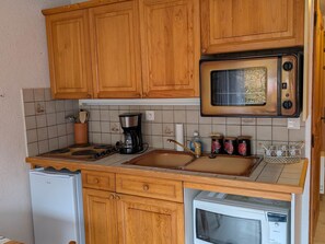 Refrigerador, microondas, horno y cafetera y tetera 