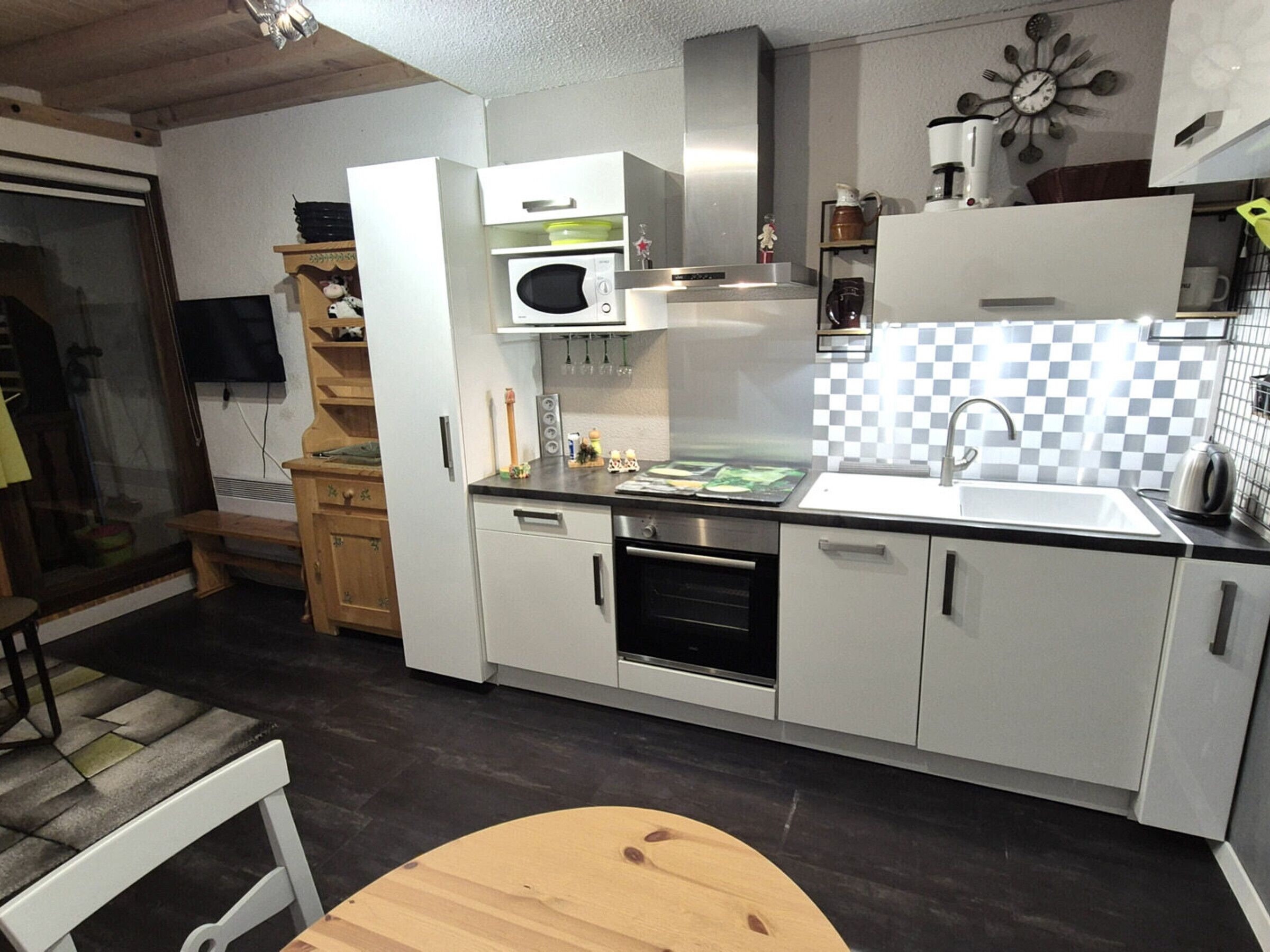 Kjøleskap, mikrobølgeovn og oppvaskmaskin