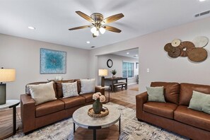 Smart TV - The Compound - A Luxurious Midtown Townhome (Tallahassee)