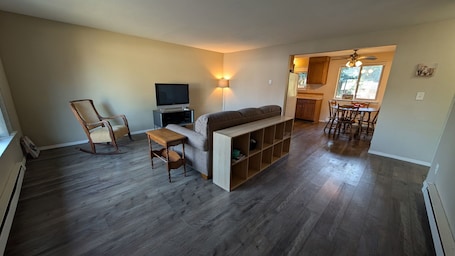 TV. Serene 2-bedroom townhome in charming Spanaway perfect for relaxing