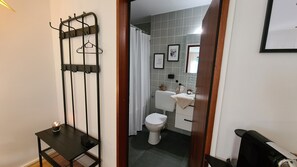 Secadora de cabello, toallas, jabón, papel de baño 