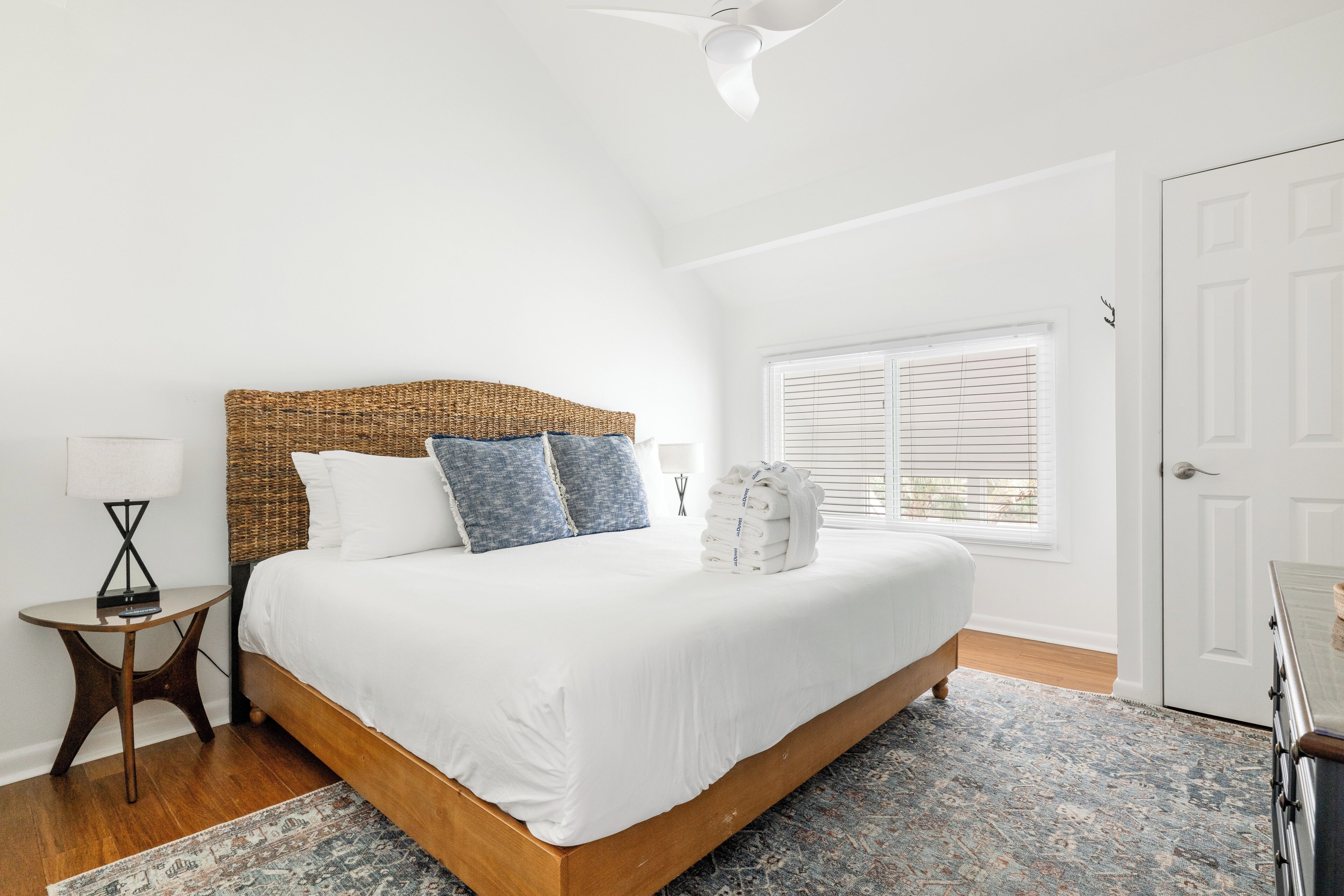 2 bedrooms, iron/ironing board, internet