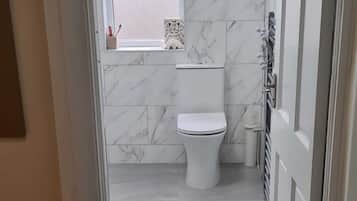 Dusche, Handtücher, Seife, Toilettenpapier