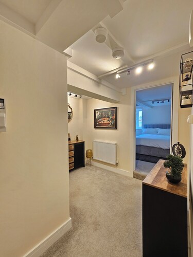 Pancinos Guest-House.
Modern Apartment in Newmarket High Street