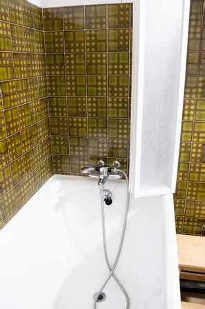 Sèche-cheveux, serviettes fournies, papier toilette