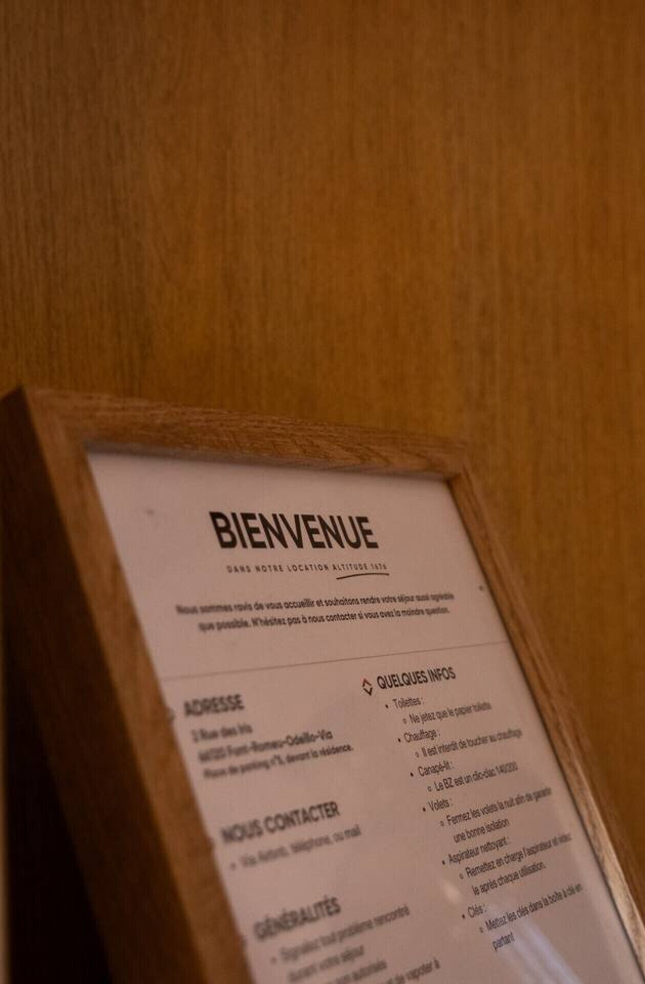 Un cartel de bienvenida con secciones tituladas 'ACCESSE', 'QUELQUES INFOS', 'NOUS CONTACTE' y 'GÉNÉRALITÉS'.