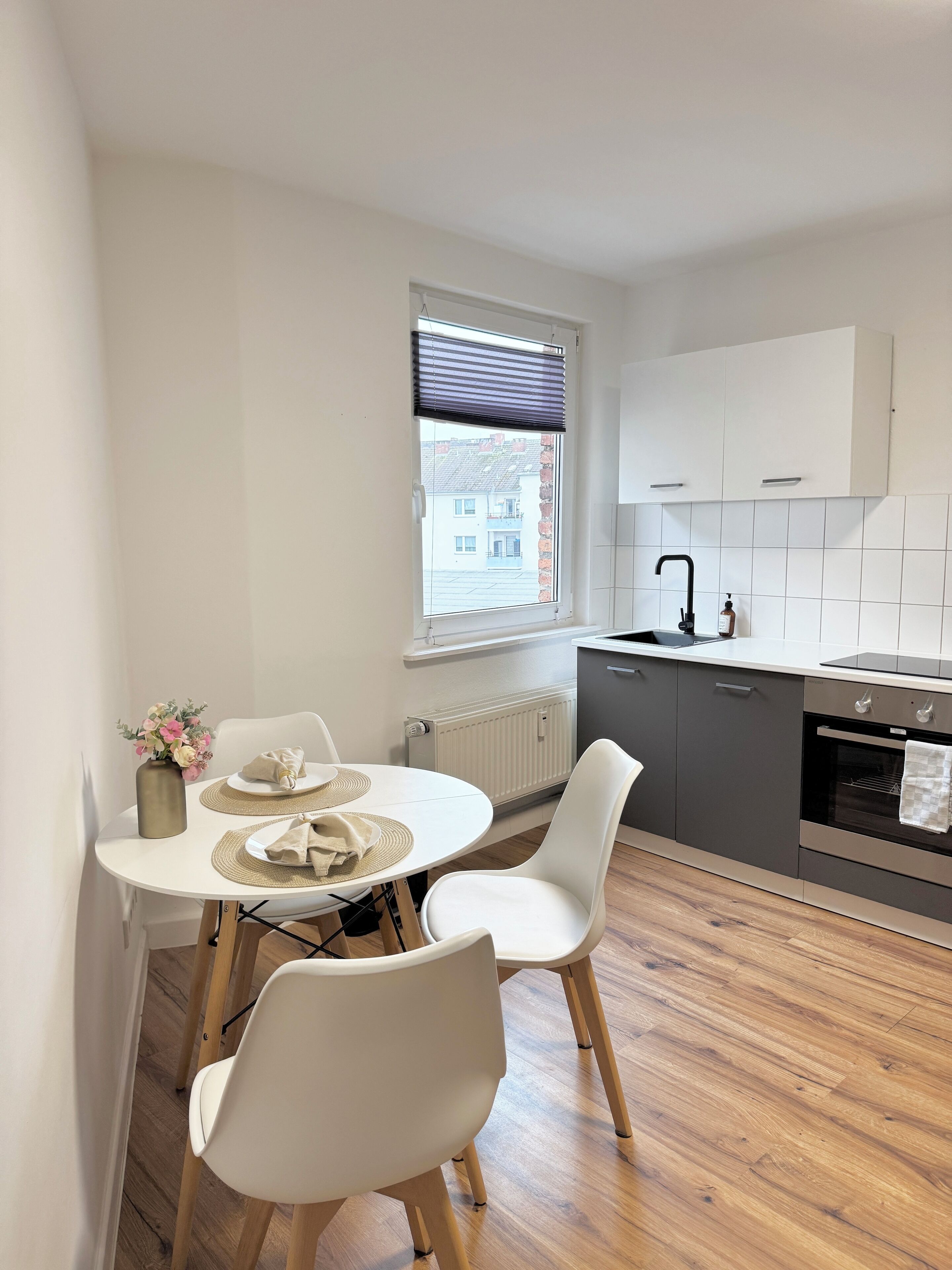 Apartemen Comfort, Bebas Asap Rokok, pemandangan halaman | Dapur pribadi | Lemari es di ruangan bersama, microwave, kompor, dan mesin espresso