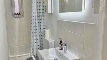 Apartemen Comfort, Bebas Asap Rokok, pemandangan halaman | Kamar mandi | Pengering rambut, lantai berpemanas, handuk, dan sabun