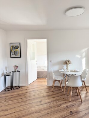 Comfort-huoneisto, tupakointi kielletty, näköala pihalle | Yksityinen keittiö | Jääkaappi, mikroaaltouuni, liesi, espressokone