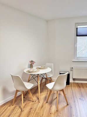 Apartamento Confort, no fumadores, vistas al patio | Cocina privada | Nevera en la zona común, microondas y placa de cocina