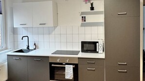 コンフォート アパートメント 禁煙 コートヤードビュー | 専用キッチン | エスプレッソマシン、コーヒー / ティーメーカー、冷蔵庫、電子レンジ