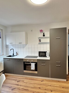 Comfort Apartment, Non Smoking, Courtyard View | Private kitchen | Shared fridge, microwave, stovetop, espresso maker - Heaven Homes (Düsseldorf)