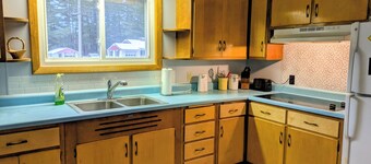 Spacious 3-bedroom house with AC and Wi-Fi in charming Medway, Maine