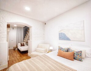 Een strijkplank/strijkijzer, internet, beddengoed