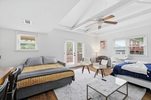 1 bedroom, iron/ironing board, free WiFi, bed sheets - The Lobbyist – Modern King Suite Near Downtown (Tallahassee)
