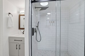 Towels, soap, shampoo, toilet paper - The Lobbyist – Modern King Suite Near Downtown (Tallahassee)