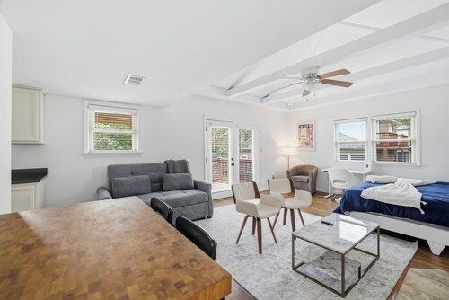 The Lobbyist – Modern King Suite Near Downtown