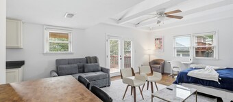 The Lobbyist – Modern King Suite Near Downtown