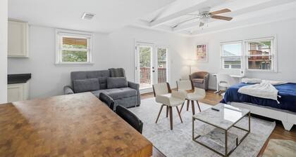 The Lobbyist – Modern King Suite Near Downtown