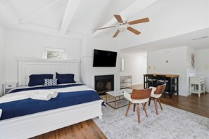 1 bedroom, iron/ironing board, free WiFi, bed sheets - The Lobbyist – Modern King Suite Near Downtown (Tallahassee)