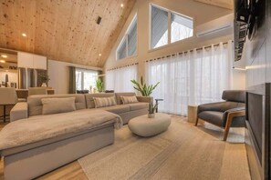 Tv, eldstad och kontor