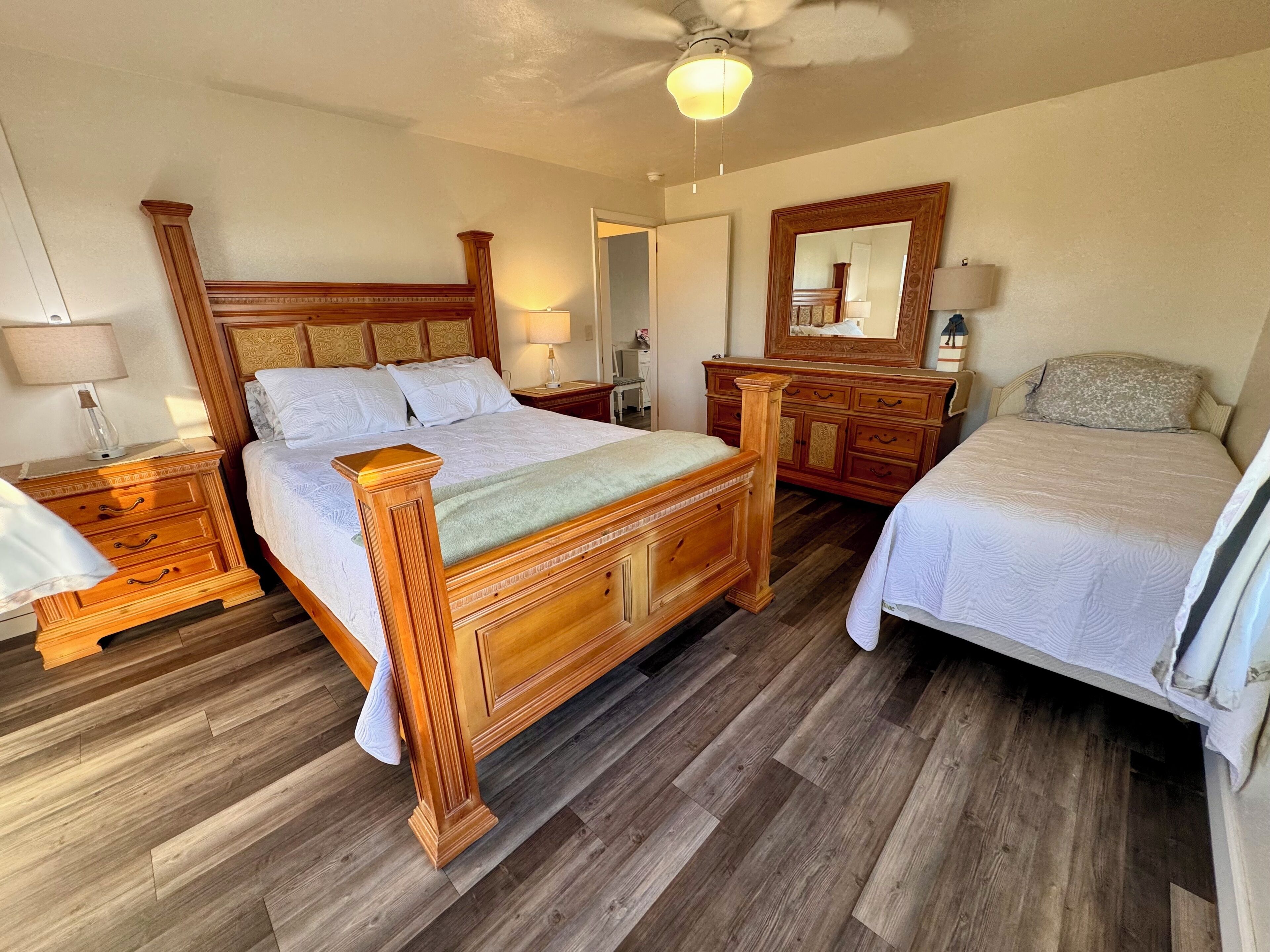 Caja de seguridad en la habitación y tabla de planchar con plancha 