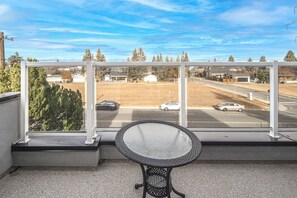 Property grounds - 👑Luxury Inner City New Built /Garage /AC/EV Charger (Calgary)