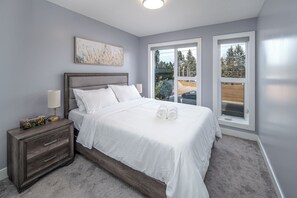 Iron/ironing board, WiFi, bed sheets - 👑Luxury Inner City New Built /Garage /AC/EV Charger (Calgary)