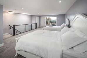 Iron/ironing board, WiFi, bed sheets - 👑Luxury Inner City New Built /Garage /AC/EV Charger (Calgary)