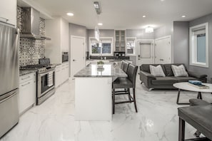 Private kitchen - 👑Luxury Inner City New Built /Garage /AC/EV Charger (Calgary)