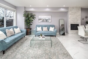 Smart TV - 👑Luxury Inner City New Built /Garage /AC/EV Charger (Calgary)