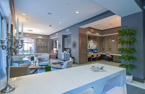 Walkable Houston Midtown • Cozy 1BR- Balcony + 3 Pools + Clubhouse & Game-room