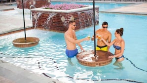 Un espace piscine comprenant un jacuzzi, des chaises longues et un mur de briques orné de fleurs.