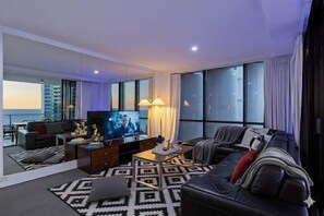 TV - Oceanfront Bliss| Luxe 5 Star Amenities! (Surfers Paradise)