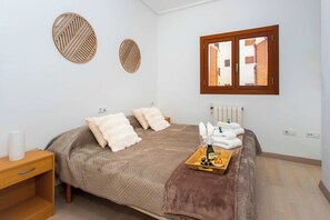 1 slaapkamer, een strijkplank/strijkijzer, gratis wifi, beddengoed