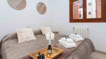 1 slaapkamer, een strijkplank/strijkijzer, gratis wifi, beddengoed