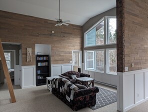 Living area - Cottage On The Lake (Pine Dock)