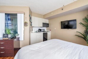 Tabla de planchar con plancha, wifi, ropa de cama